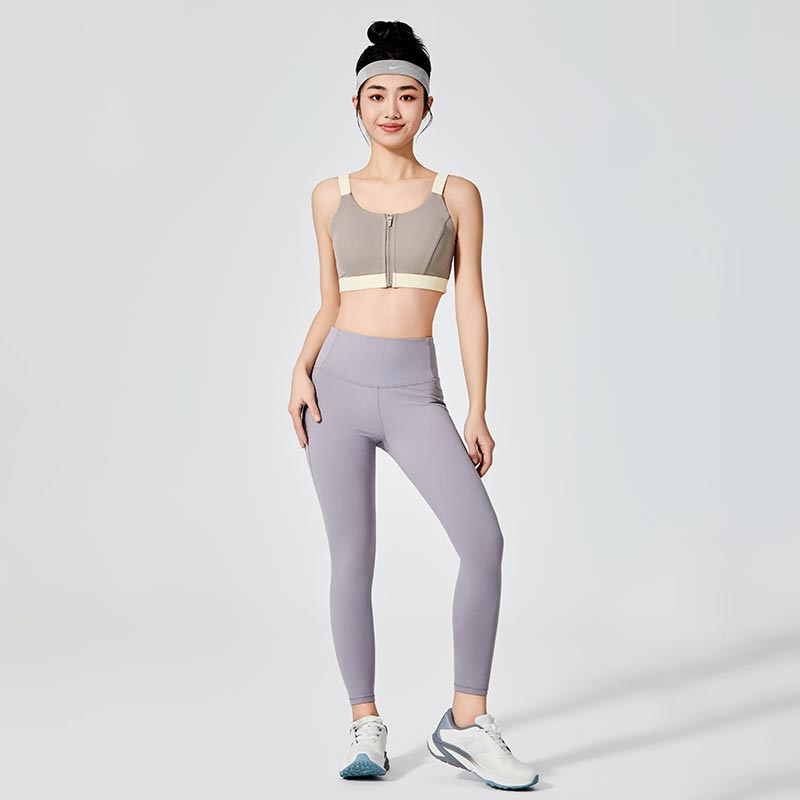 Braguette zippée et soutien-gorge de sport ajouré dans le dos
