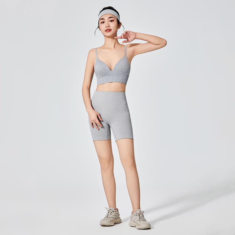 Soutien-gorge de sport gris à col en V profond